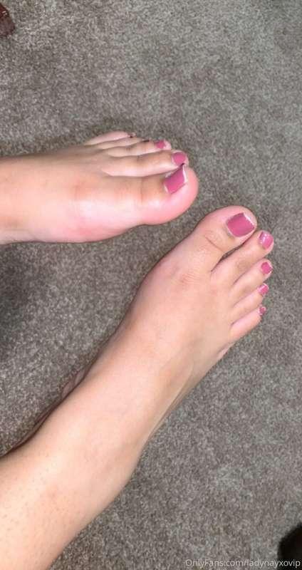 for my feet guys 🥰 getting a pedicure tomorrow, what color s..