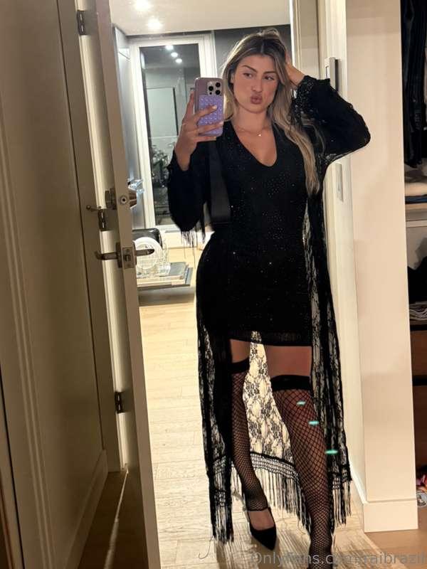 Happy Friday!!! Should I go live tonight?? 