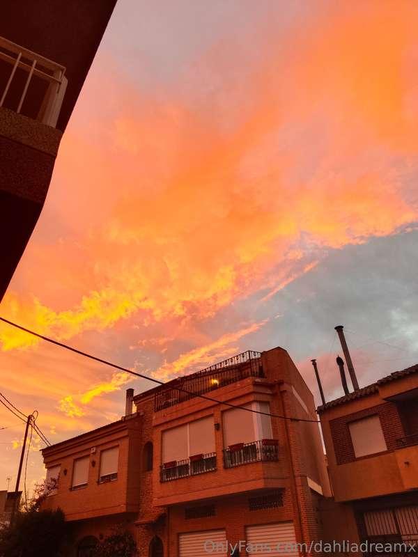 I had to share this beautiful sunset with you... it's so lov..
