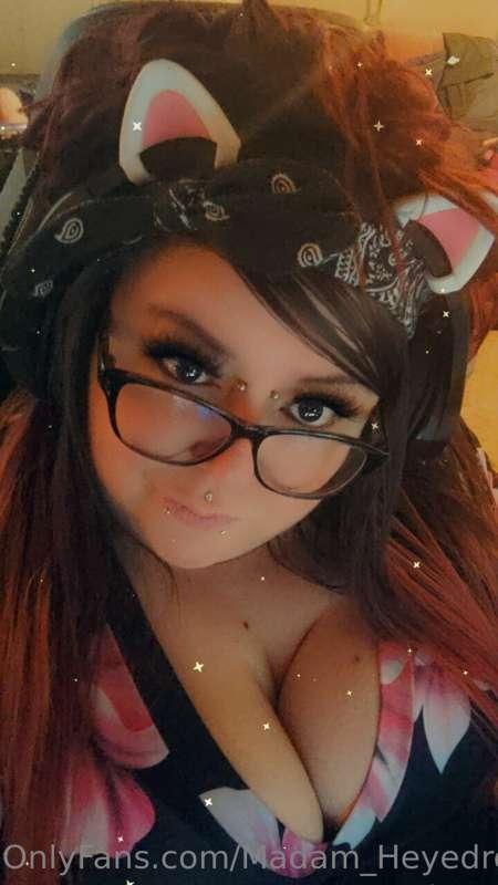 Going LIVE it's Titty Tuesday!!! Anyone who tips gets a FREE..