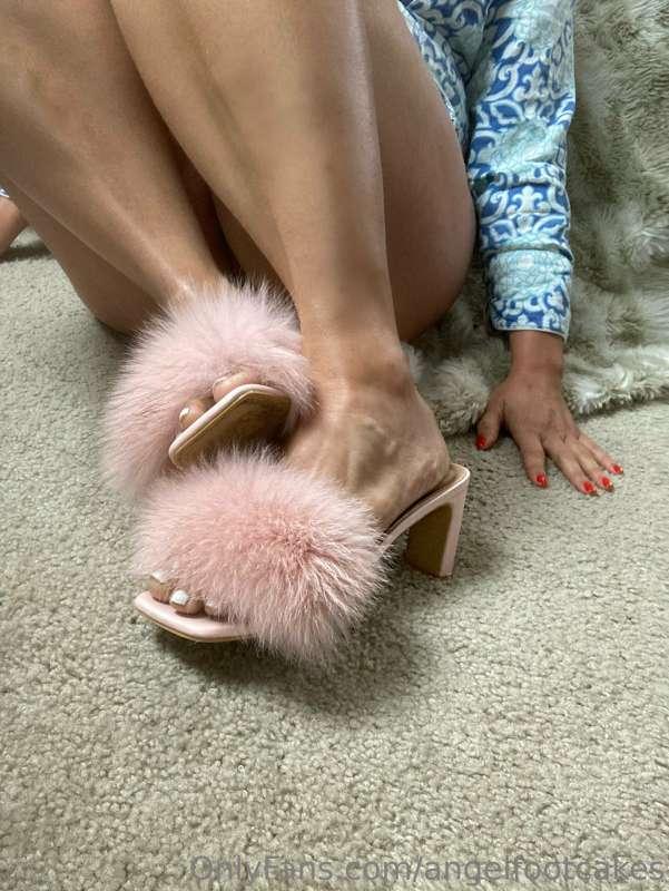 Finally showing off my pink fluffy heels 💕🦋💕😍🙏🤩🥰
