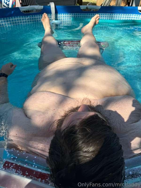 Just poolin around😏