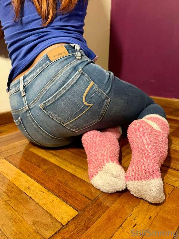 It’s fuzzy socks season ❄️🧦