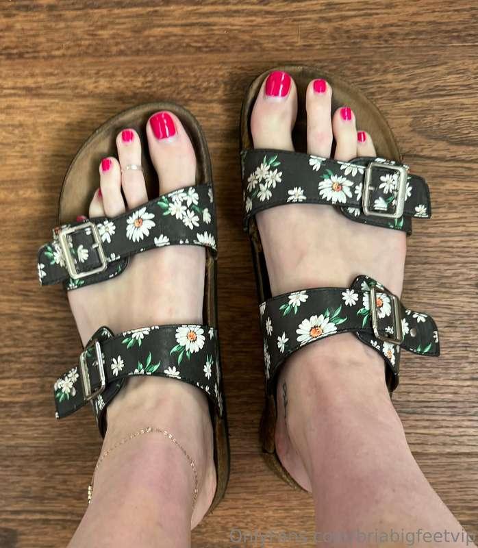 I know you’ve missed my pretty toes 🩷