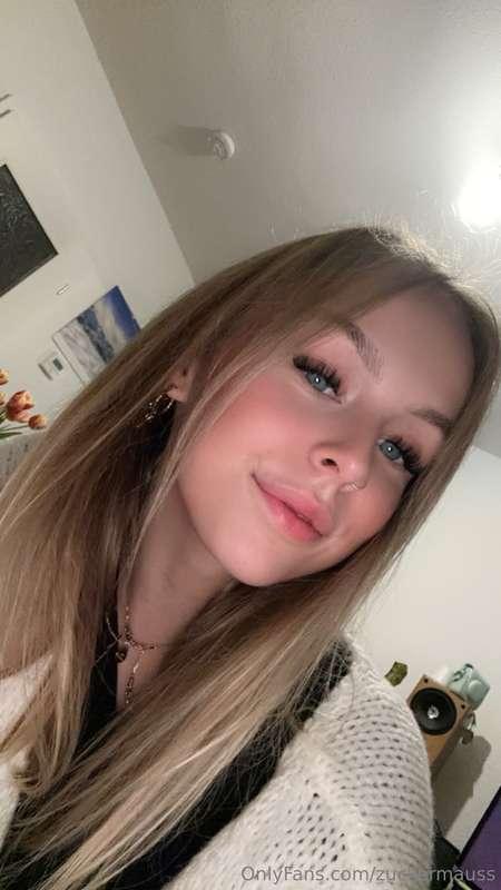 Ich bin gleich online. Freu mich wenn du mir schreibst🥰