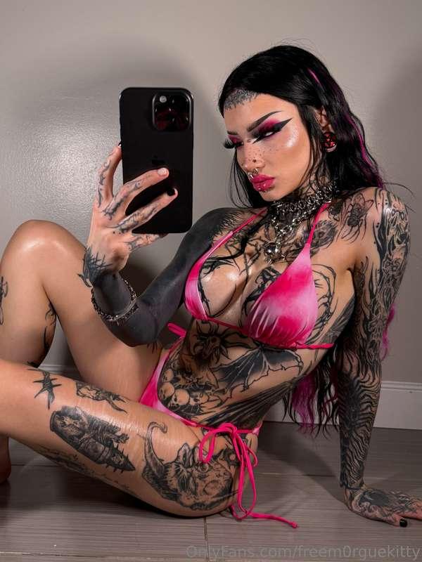sitting pretty 💞more on @m0rguekitty 