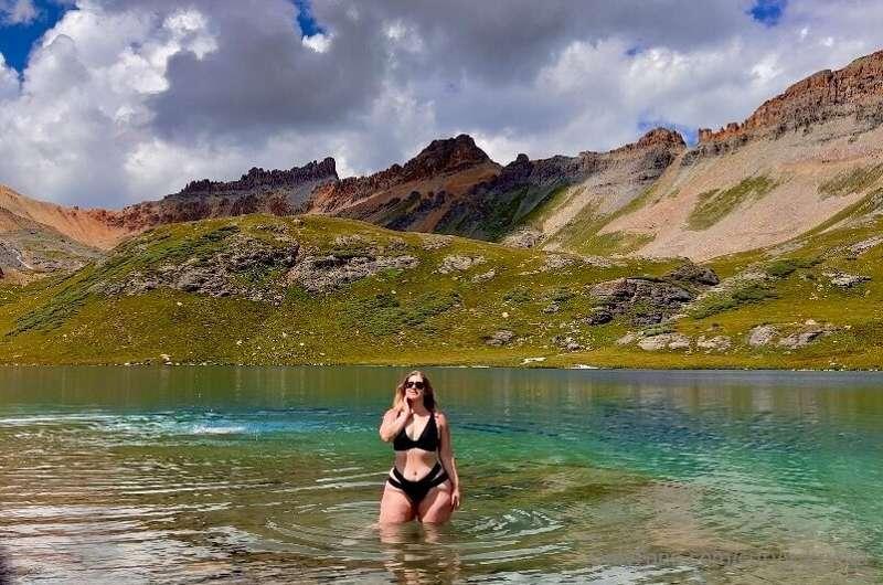 Hot body in cold water 😋