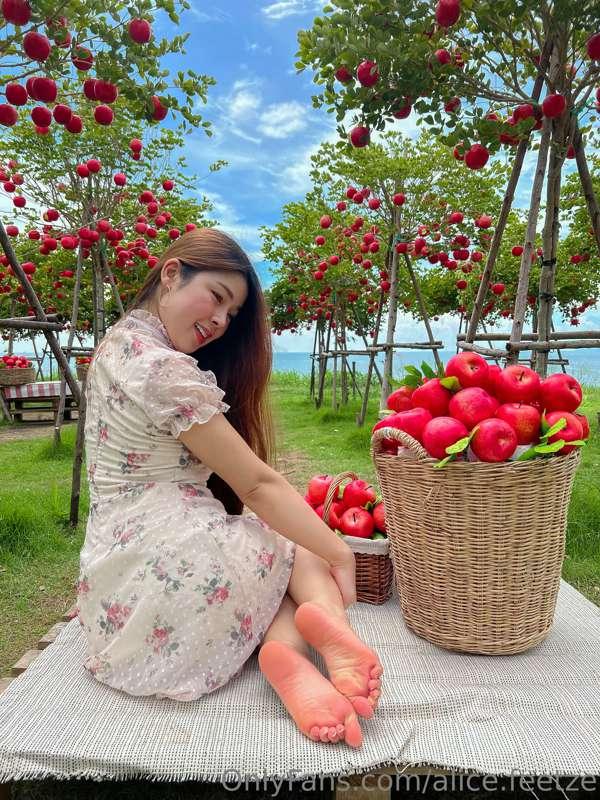 alice.feetze image #1