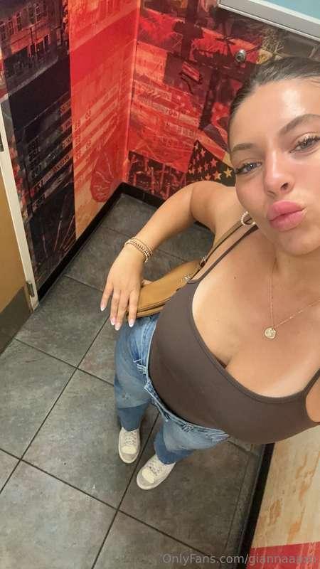 give me a kiss please 😘