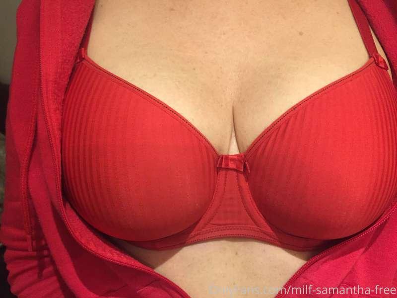 Go to your messages babes 😘 watch me Strip, show you my Tits..