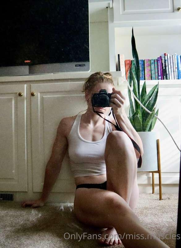 Little mirror selfie before I clean it💦
