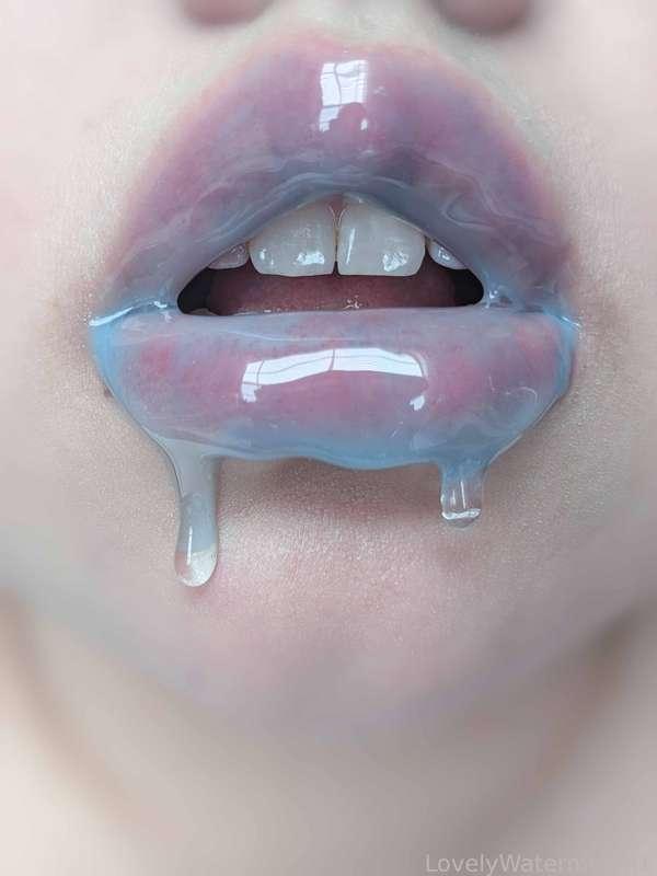 Mmm it's so chilly! 🩵 Be careful,—these kisses might just freeze you in your tracks. ❄️ Ready to take the risk?

#FYP #LipstickFetish #Lipstick #Lips #LipGloss #MouthFetish #Mouth #Oral #Tongue #Tease #UpClose #Kisses #LovelyWatermelon1 #MoodyWatermelon1 #Makeup #MakeupFetish #Kisses #Girlfriend #Gentle #Soft #Girl #KissMarks #Christmas #Holidays #AdventCalendar #MerryKissmas