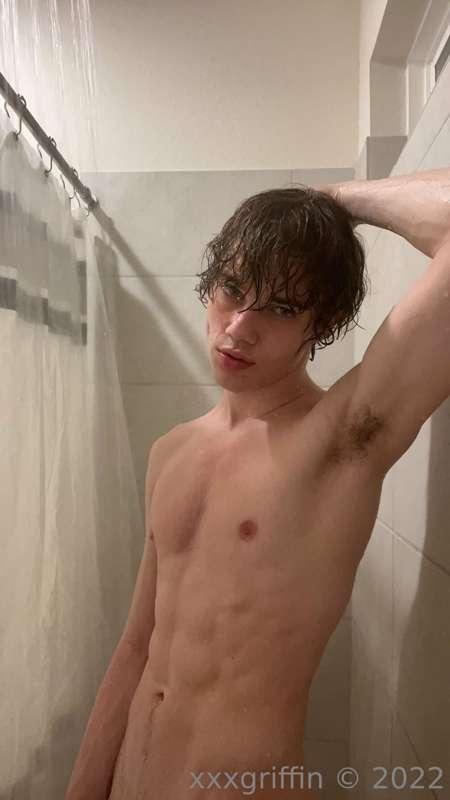 Hey guys ;) Sub to my premium for more explicit content! 🖤 @..