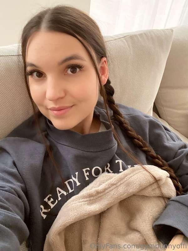 bist du auch eingekuschelt auf der Couch? 🥰 oder wie verbrin..