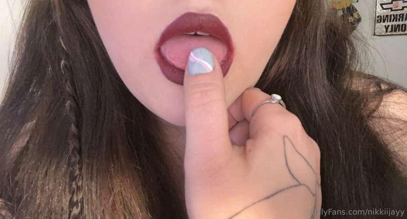 Who would like to see my big lips around their dick 🤤😘