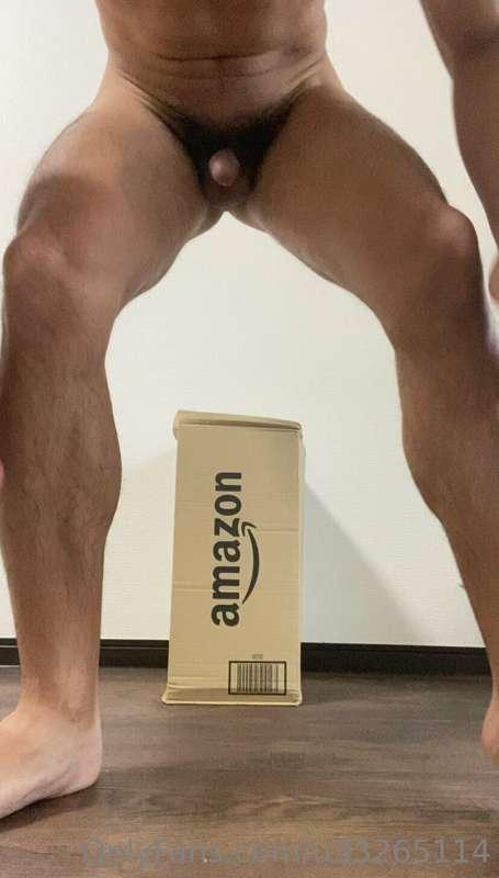 なぜかAmazonの段ボールに座る短小ちんぽの日本人男性
Japanese man with short dick si..