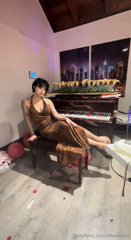 wanna make a bang on this piano ? 💥 i bet u could make me hi..