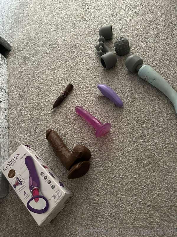 Selling a bunch of sex toys majority brand new, message if i..