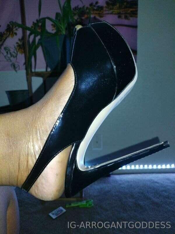 Subscribe to my foot fetish page @soleofabbw