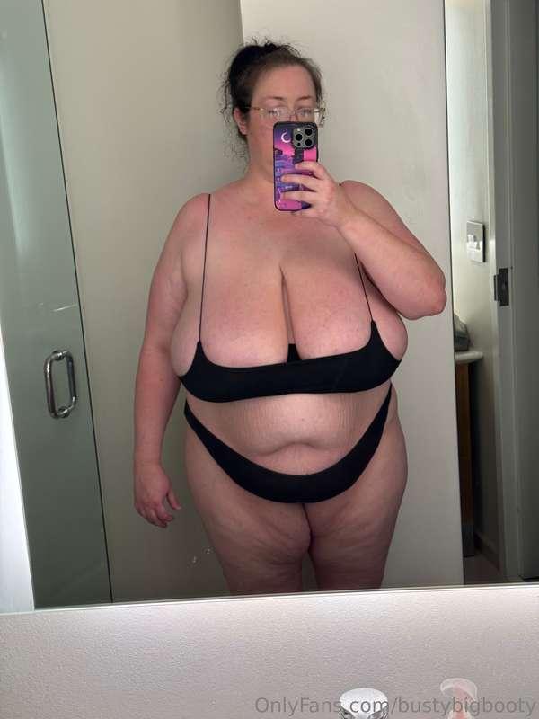 Craving these thick mom curves? Start by tracing every soft ..