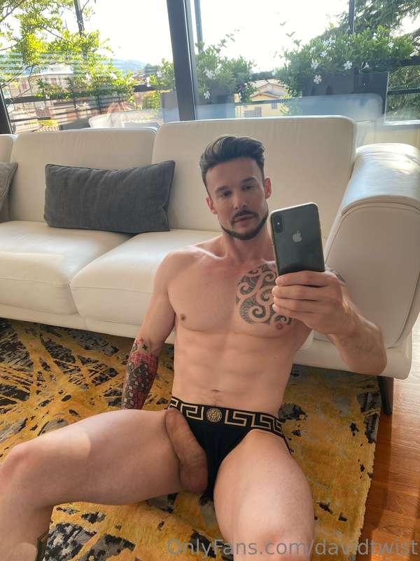 I’m waiting for you on my carpet 😜🍆😈