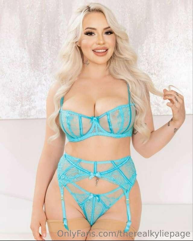 do you love my curves baby?😘💕