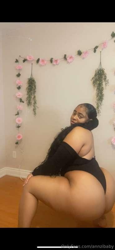 You like when I drop it likes it’s hot for you baby ? 😍🍑😍🍑😍🍑