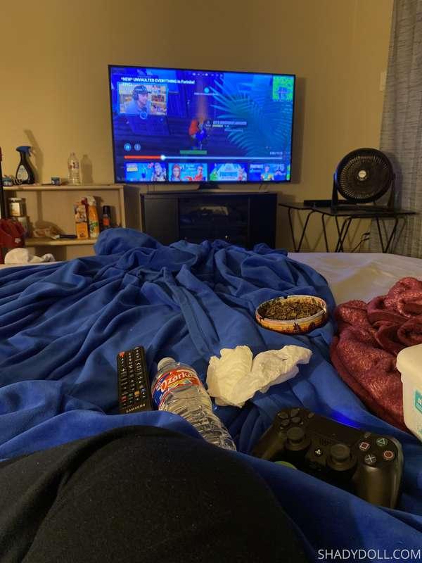 Let’s smoke and watch Fortnite compilations??? 👀 maybe get a..