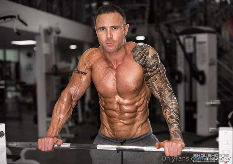 Who wants to come oil me up for my next shoot??? Get your bi..