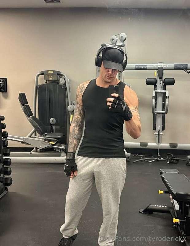 Monday morning 🌅… getting my body moving and starting the we..