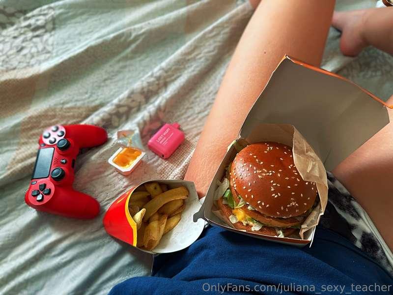 And how do you spend your day off? 🍔🍕🍷