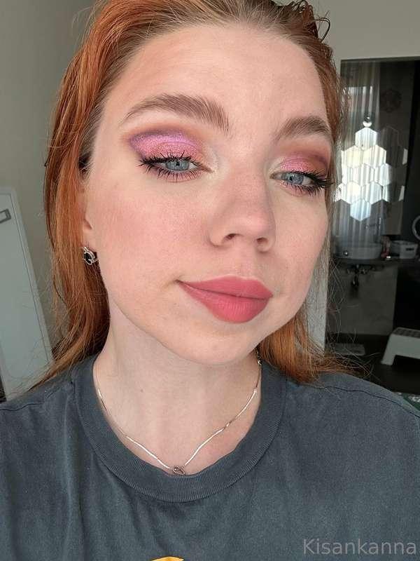 What beautiful eye shadow.😻
