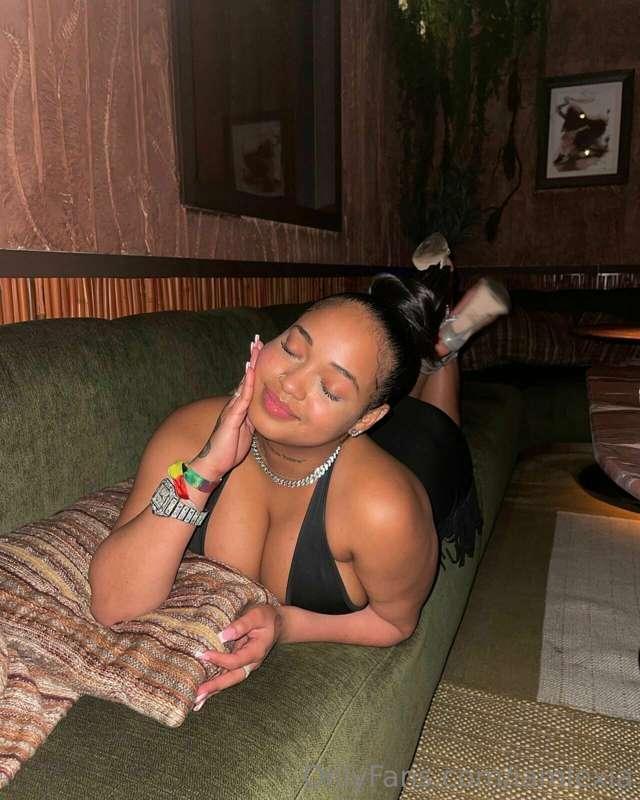 I'm a bit tipsy and horny, wanna play? DM me babe 💬