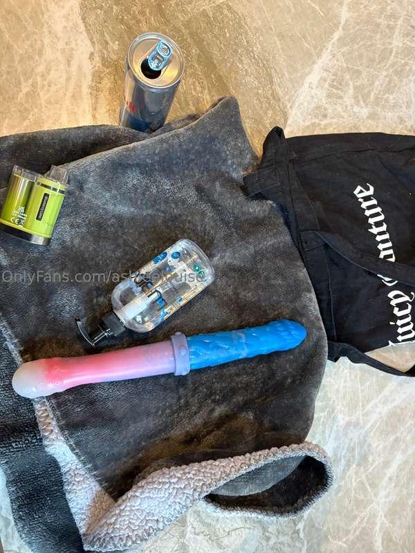 Just packing my bag ready for town 💦