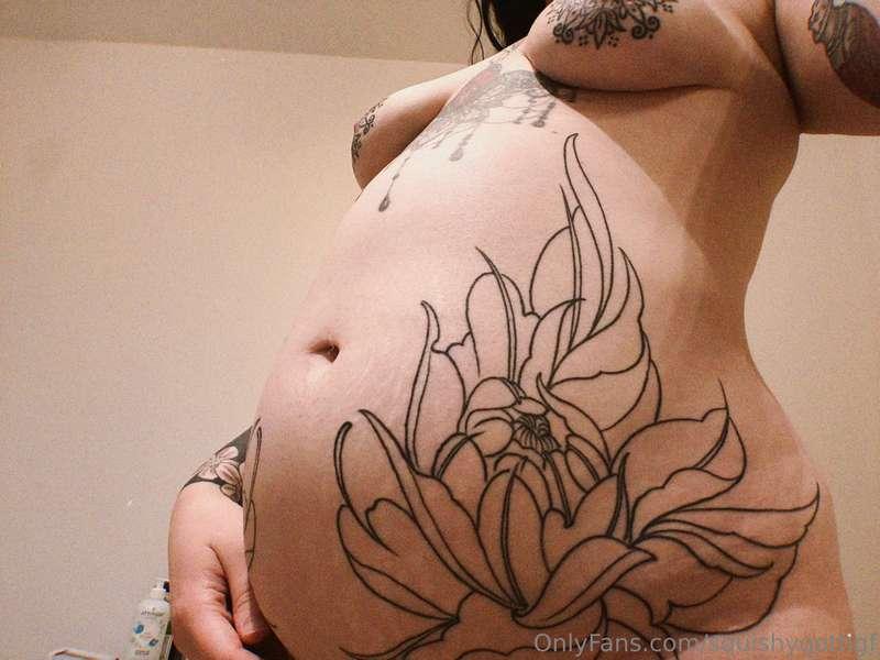 Do I look breedable with this big tummy? 🤭