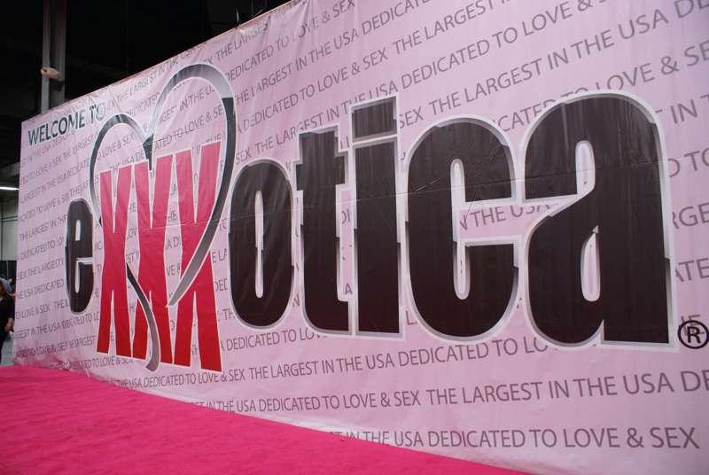 Robiiiworld Visits Exxxotica Miami