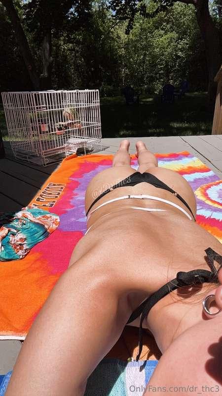 sun kissed booty 🍑🌞
