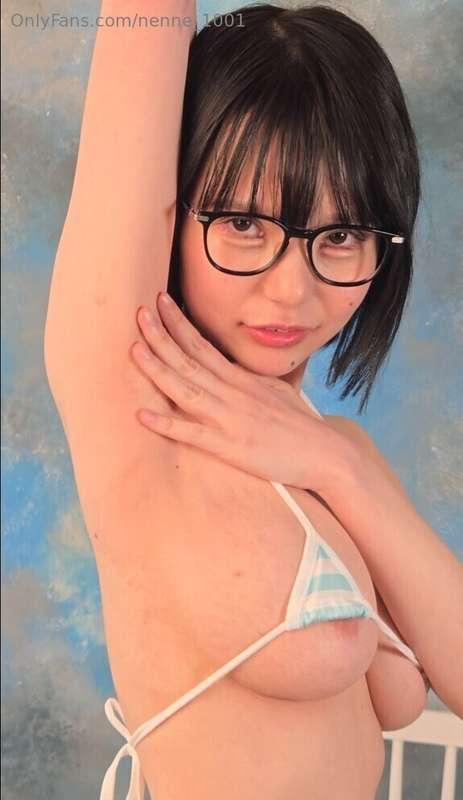 Nenne's armpits... wanna know if they are smelly? I will tel..