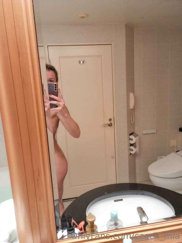Bathroom selfie from Tokyo 🤪 Check it out. Video in your inb..