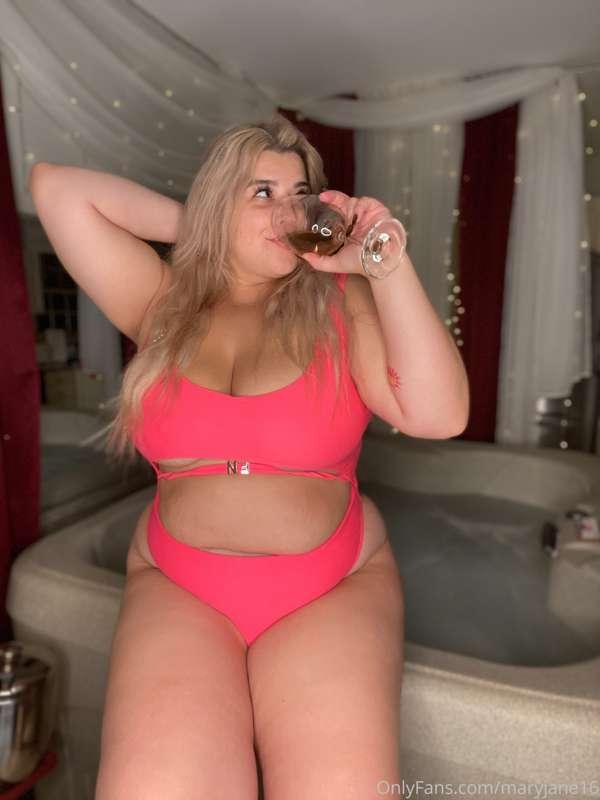Come Join me at the hot tub 😋😋💦
@xomaryjane16xx main ❤️❤️