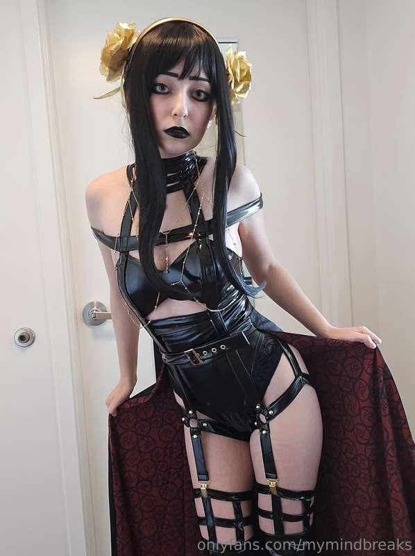 I'll be at Con Nooga all day cosplaying Yor Forger 🖤 come sa..