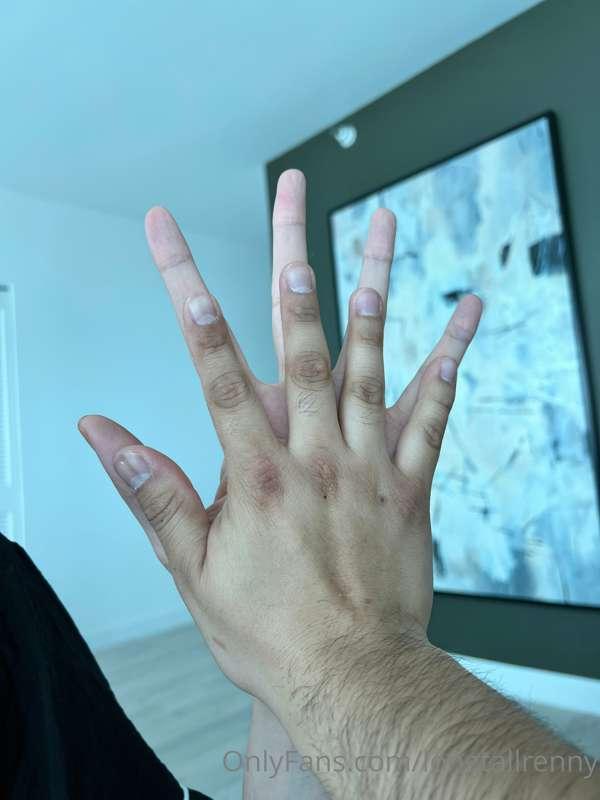 Some hand comparisons with a short guy😀