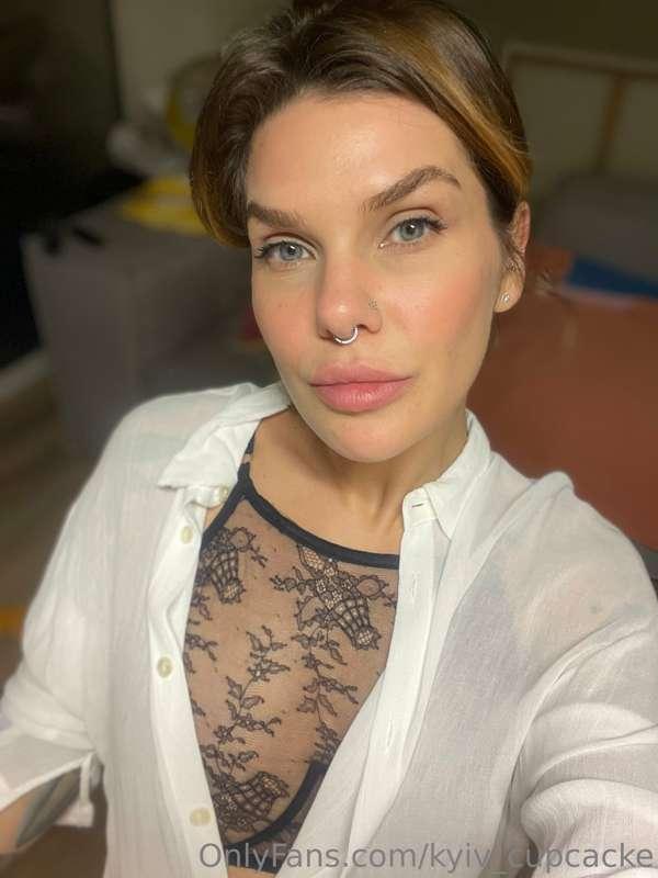 Хелоу, пани 😏
Ану бігом розкажіть мені, який контент тут шан..