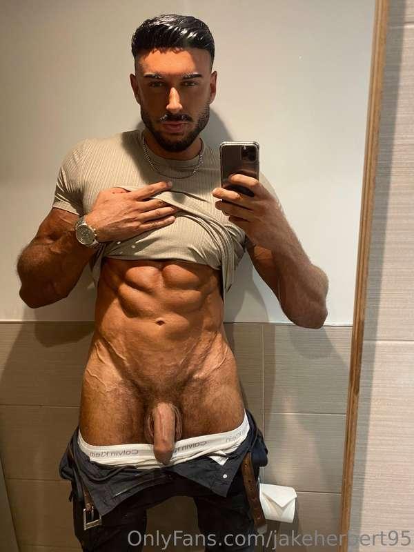 Public bathroom anyone 👀