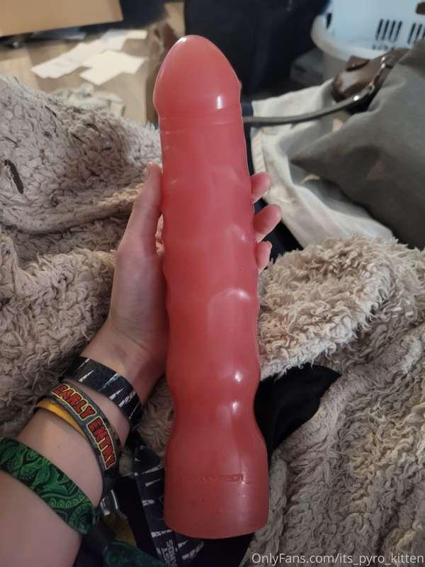 My daddy wants to put this giant dildo in me 🥵