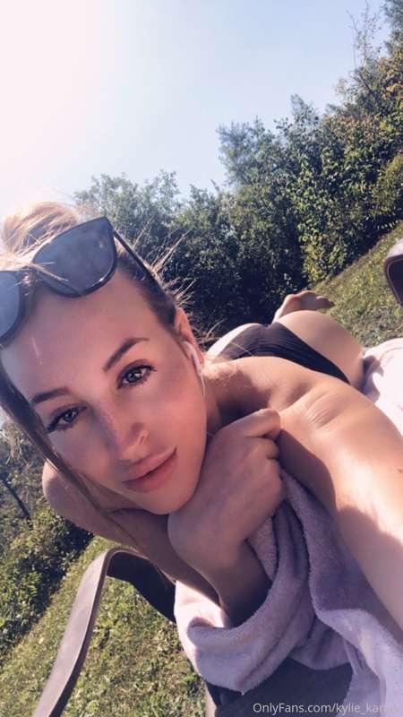 Tanning today.☀️
Swipe right.💁‍♀️❤️
