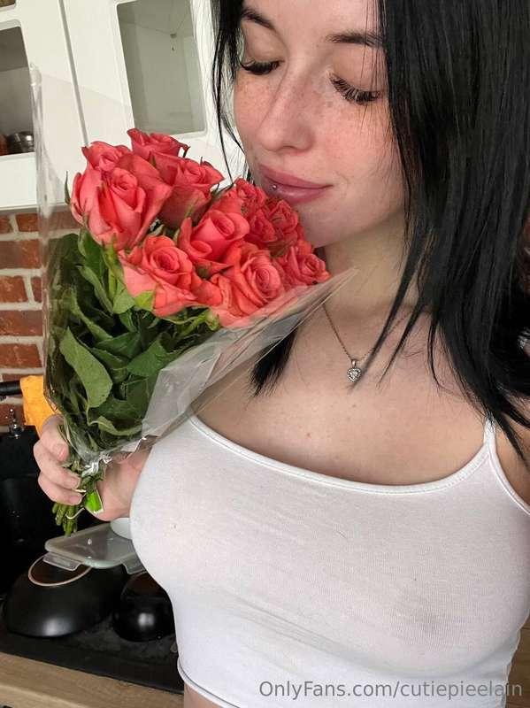 Look at these gorgeous red roses.. I just can’t stop smellin..
