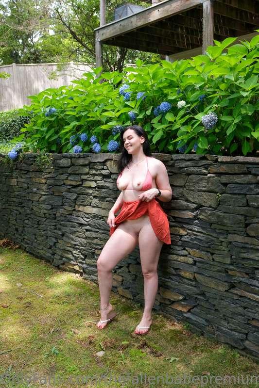 A wild babe appears in nature😈