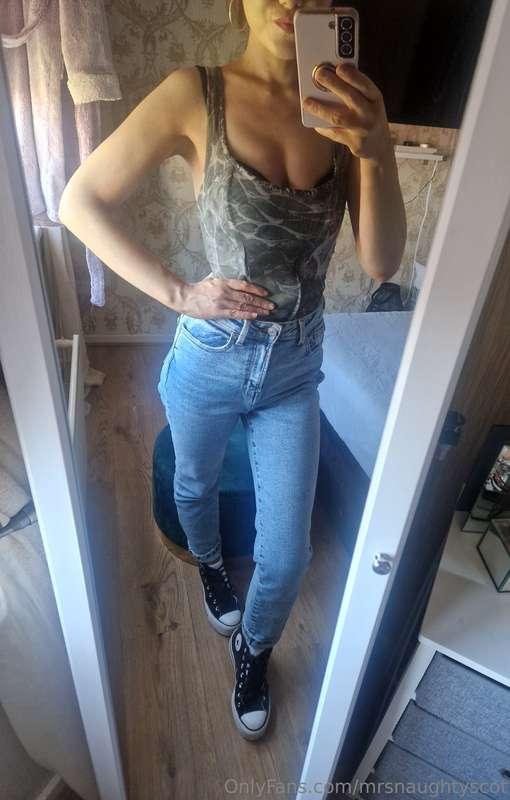 Enjoying my day off 🙌 swipe for some titties 😋  hope you're ..
