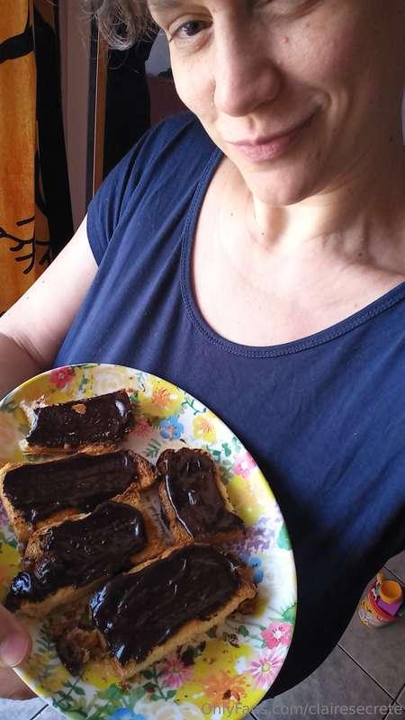 Hmmmmm du pain au Chocolat... Do you like melted chocolate o..